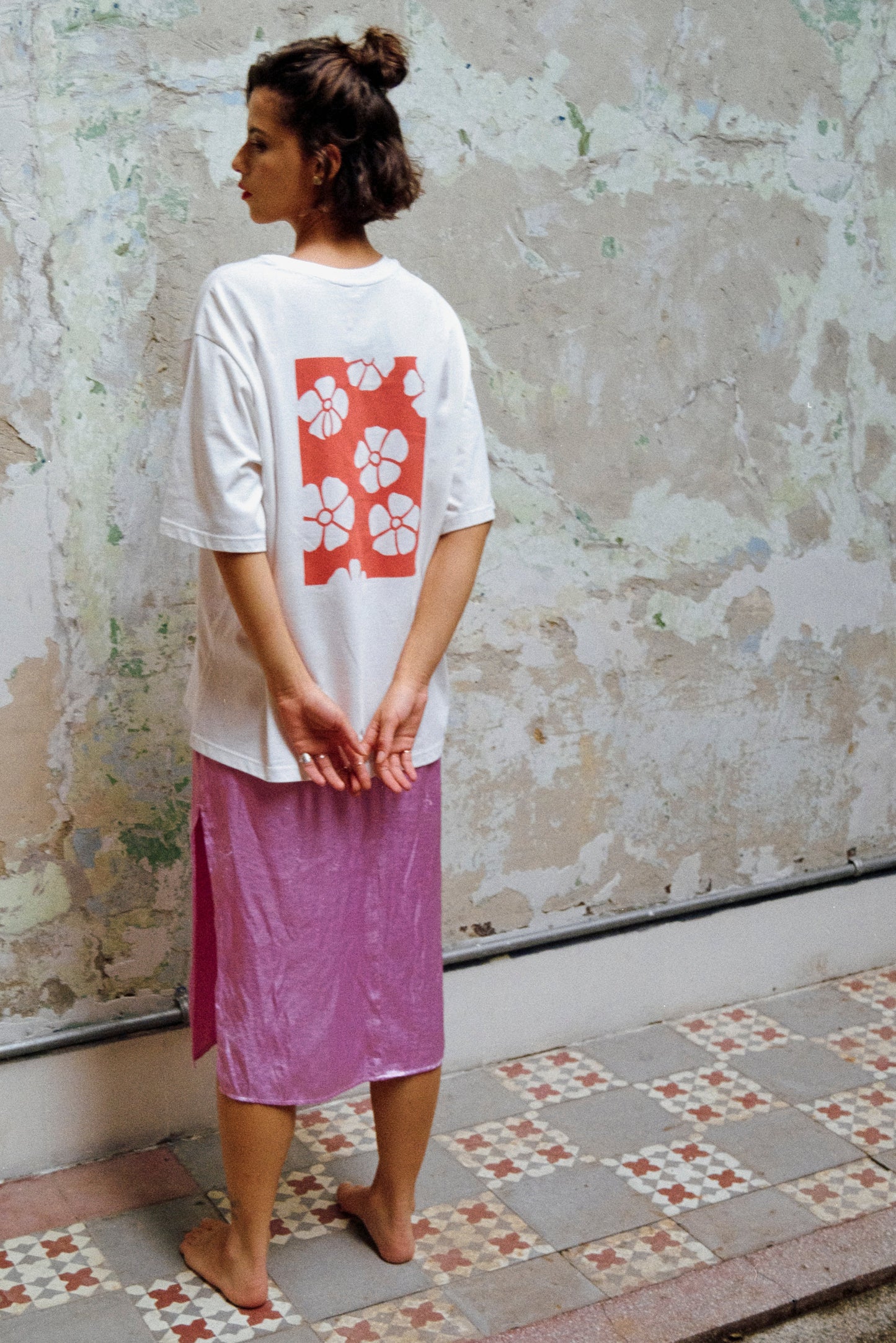 Camiseta DETRÁS DE TI HAY FLORES / UNISEX