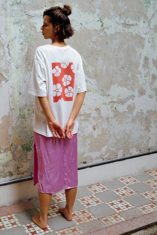 Camiseta DETRÁS DE TI HAY FLORES / UNISEX