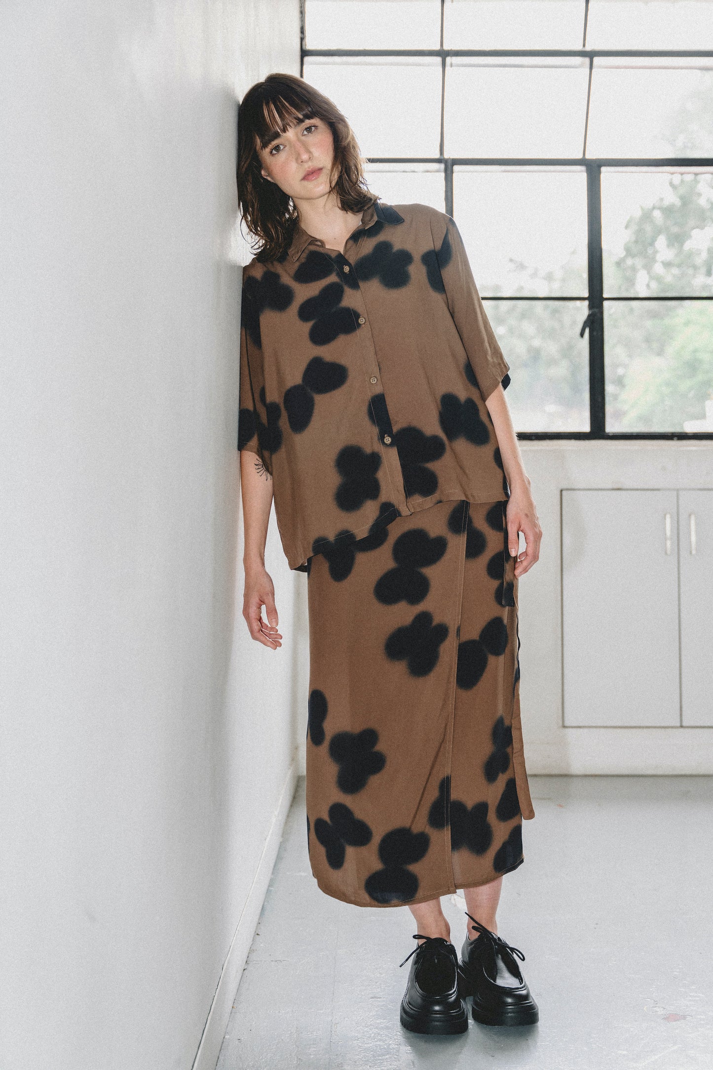 Camisa SOMBRAS café - UNISEX