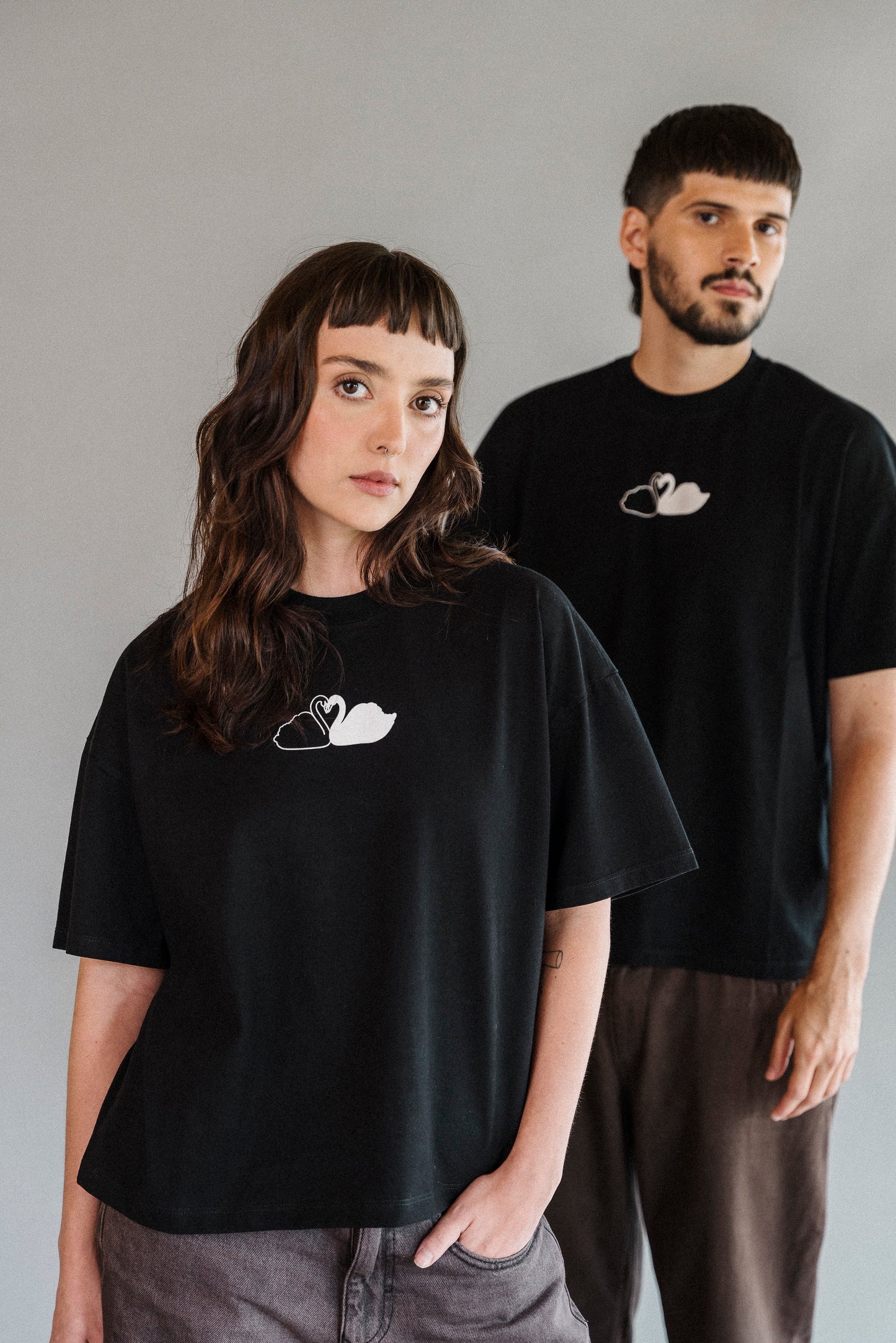 Camiseta unisex CISNES ENAMORADOS