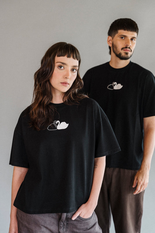 Camiseta unisex CISNES ENAMORADOS