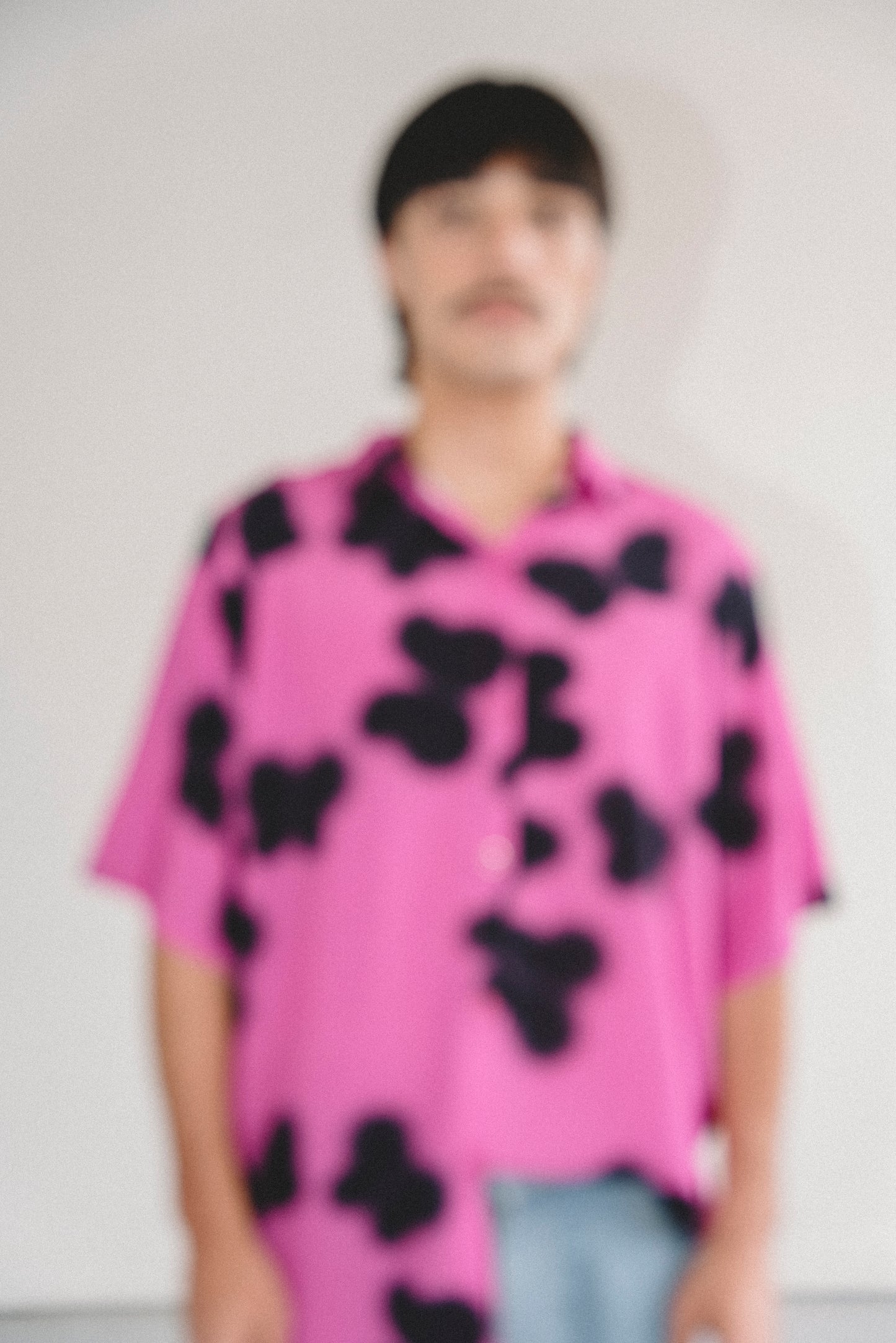 Camisa SOMBRAS fondo rosa - UNISEX